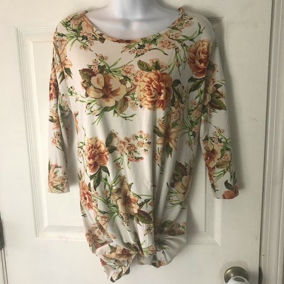 Reb & J Tops - Reb & J Size M Bottom Tie Floral Top!